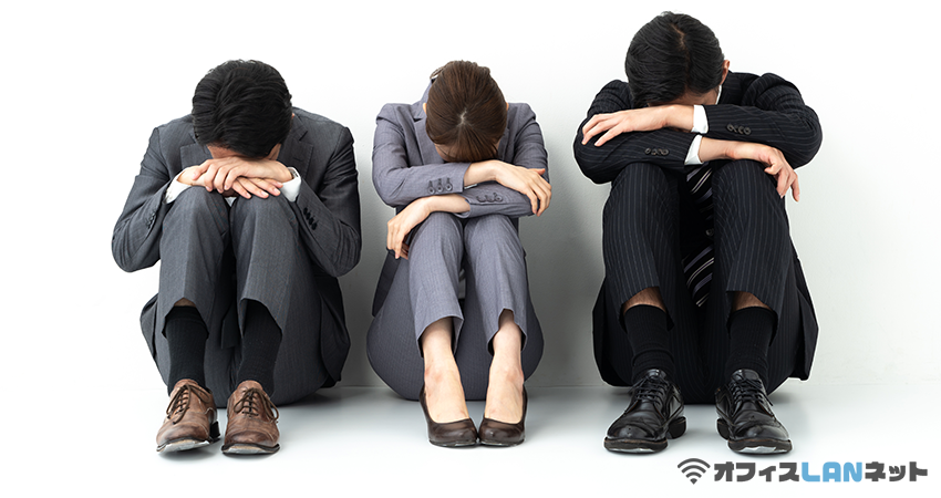 座り込む３人の社員