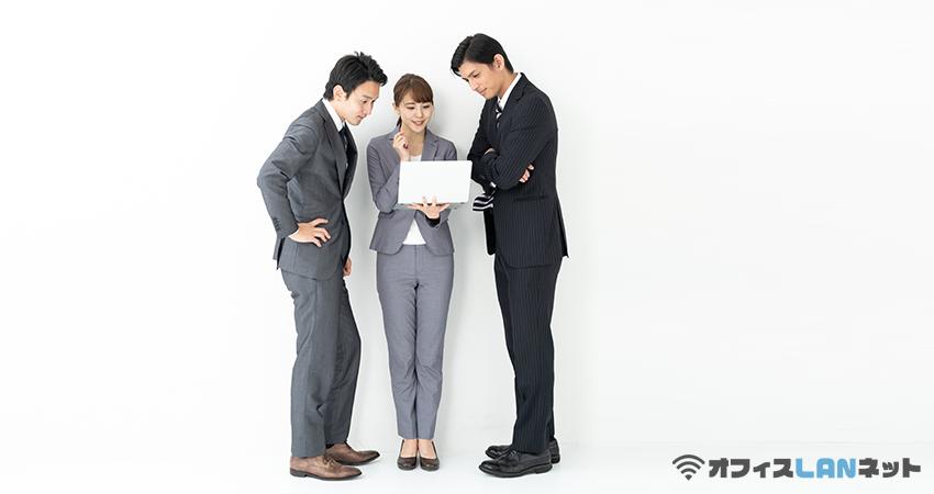 確認し合う３人の社員