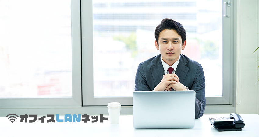 PCの前に座る男性