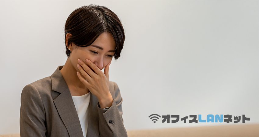 失笑を手で隠す女性