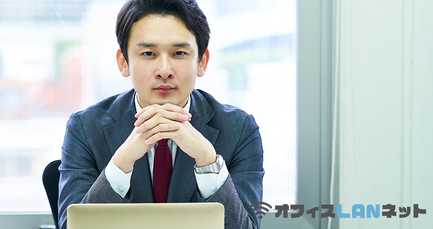 デスクに座り決意する男性
