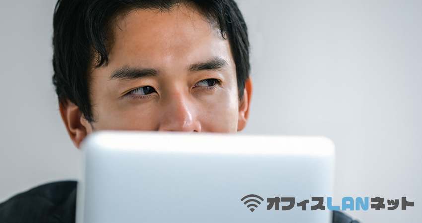 PCから目をそらす男性