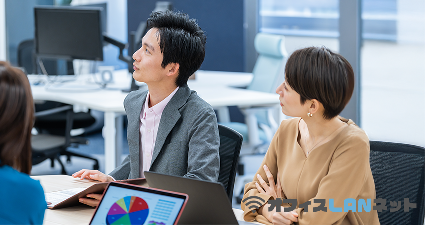 セキュティについて講義を受ける社員