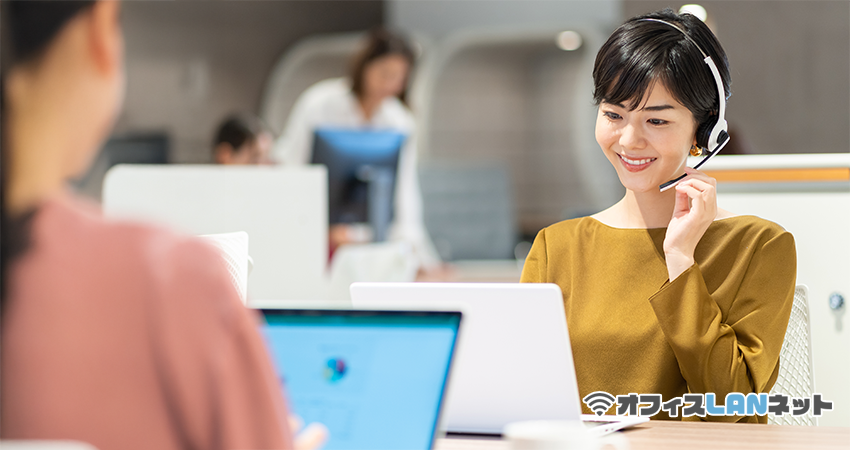 Web会議をする女性